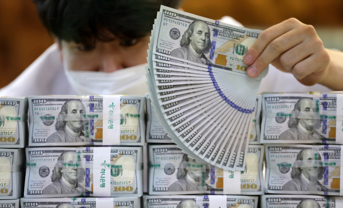 한국은행은 원화 가치 하락폭이 달러화 상승폭보다 크다고 분석했다. 사진은 서울 중구 하나은행 위변조대응센터에서 관계자가 달러를 살펴보는 모습./사진=뉴스1