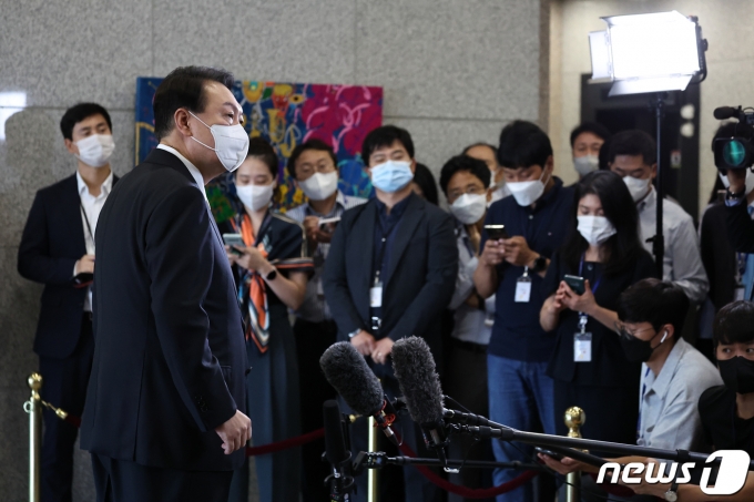 윤석열 대통령이 2일 오전 용산 대통령실에서 기자들과 출근길 문답(도어스테핑)을 하고 있다. (대통령실 제공) 2022.9.2/뉴스1 ⓒ News1 안은나 기자