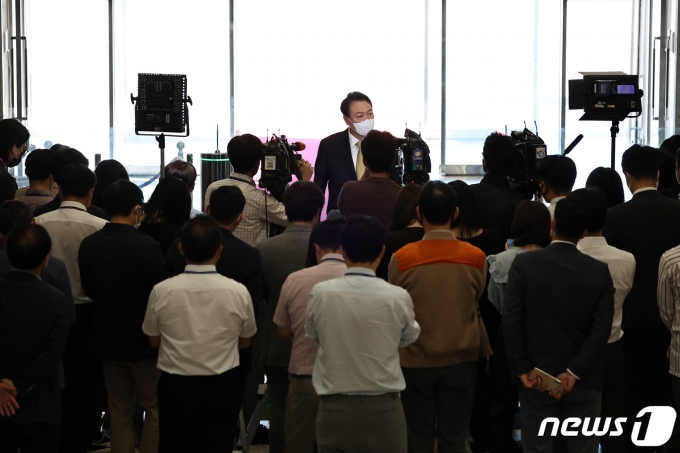 윤석열 대통령이 2일 오전 용산 대통령실에서 기자들과 출근길 문답(도어스테핑)을 하고 있다. (대통령실 제공) 2022.9.2/뉴스1 ⓒ News1 안은나 기자