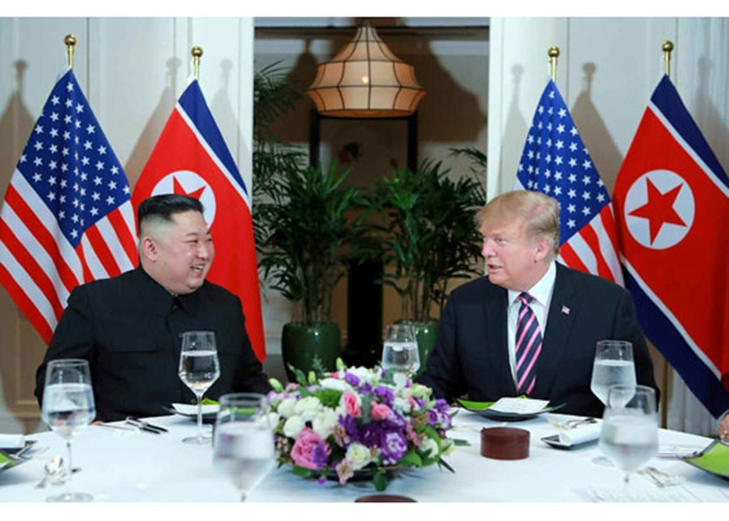 테렌스 로리그 미국 해군참모대학 교수는 머니S와 인터뷰에서 북한과 동구권은 차이가 있다고 설명했다. 사진은 김정은 북한 총비서(왼쪽)와 도널드 트럼프 전 미국 대통령이 지난 2019년 2월27일(현지시각) 베트남 하노이 메트로폴 호텔에서 단독회담 후 친교 만찬하는 모습. /사진=뉴스1(노동신문)