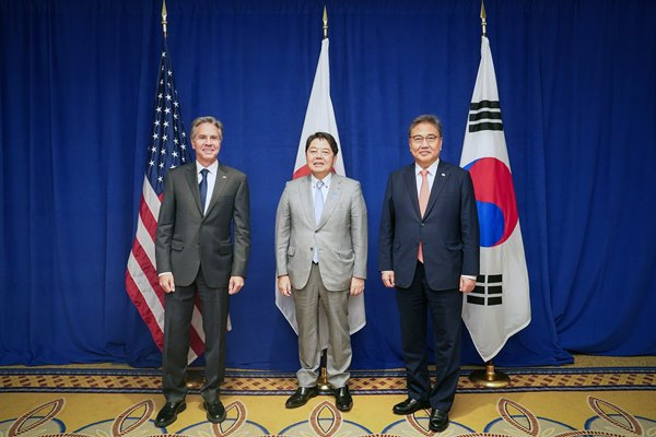 한·미·일 외교장관들이 지난 22일(현지시각) 북한의 '핵무력 정책 법제화'와 글로벌 현안 대응 등을 논의하기 위한 외교장관회담을 진행했다. 사진은 이날 미국 뉴욕에서 회담을 가진 박진 외교부 장관(오른쪽)·토니 블링컨 미국 국무부 장관(왼쪽)·하야시 요시마사 일본 외무대신. /사진=뉴스1