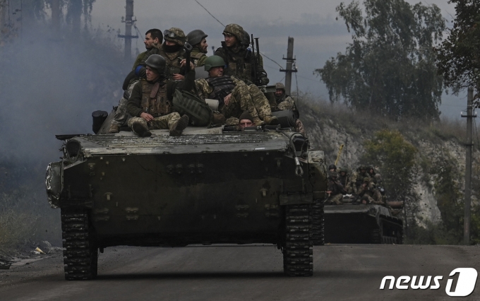 16일(현지시간) 우크라이나가 탈환한 이지움에서 병사가 보병 전투 차량을 타고 이동을 하고 있다. ⓒ AFP=뉴스1 ⓒ News1 우동명 기자
