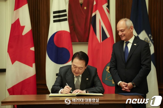 윤석열 대통령이 22일(현지시간) 캐나다 토톤토대학교에서 열린 인공지능 석학과의 간담회에서 방명록을 작성하고 있다. (대통령실 홈페이지) 2022.9.23/뉴스1 ⓒ News1 오대일 기자