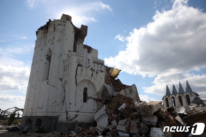 22일 (현지시간) 최근 러시아 군의 공격을 격퇴한 우크라이나 도네츠크 돌리나에서 파괴된 정교회 수도원 건물이 보인다. ⓒ AFP=뉴스1 ⓒ News1 우동명 기자