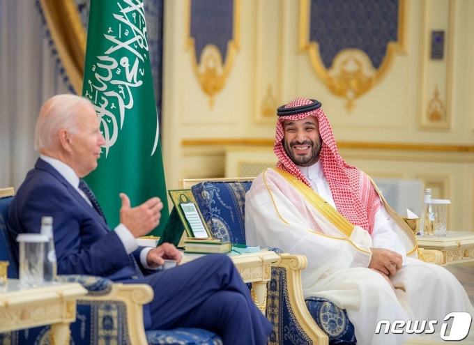 조 바이든 미국 대통령이 지난 7월 15일 사우디아라비아 제다에 도착해 무함마드 빈 살만 왕세자와 회담한 모습. ⓒ AFP=뉴스1 ⓒ News1 우동명 기자