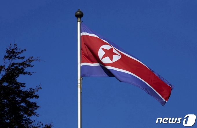 북한 인공기 <자료사진> ⓒ 로이터=뉴스1 ⓒ News1 정윤영 기자