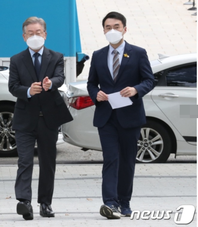 이재명 더불어민주당 대표와 김남국 의원. ⓒ 뉴스1
