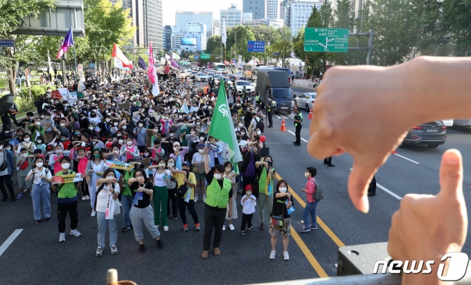 [뉴스1 PICK]"기후재난, 이대로 살 수 없다"…서울 도심서 1만명 규모 기후변화 집회