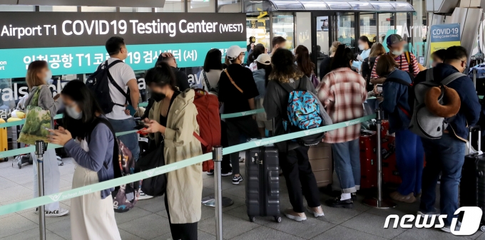해외 입국자들이 21일 인천국제공항 1터미널에서 신종 코로나바이러스 감염증(코로나19) 검사를 받기 위해 검사센터에 줄을 서고 있다. 2022.9.21/뉴스1 ⓒ News1 장수영 기자