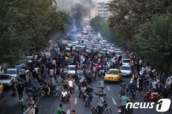 21일 이란 수도 테헤란에서 반정부 시위가 발생해 혼잡해진 도로 위 상황 2022.09.21 ⓒ AFP=뉴스1 ⓒ News1 정윤미 기자