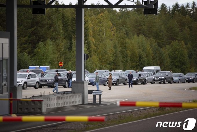 23일(현지시간) 핀란드 발리마의 국경 검문소에 군사 동원령을 피하려는 러시아 차량들이 길게 줄을 서 있다. ⓒ AFP=뉴스1 ⓒ News1 우동명 기자