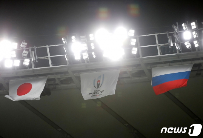 일본 국기 일장기(왼쪽)과 러시아연방 국기가 펄럭이고 있다. 2019.09.19 ⓒ 로이터=뉴스1 ⓒ News1 정윤미 기자