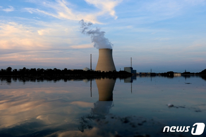 독일 남부 바이에른주 란츠후트시 인근 에센바흐의 이자르강에서 이자르2 원자력발전소가 연기를 뿜어내고 있다. 2022.08.17 ⓒ 로이터=뉴스1 ⓒ News1 정윤미 기자