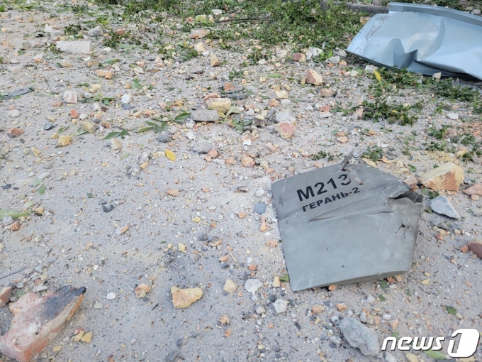 25일(현지시간) 우크라이나 남부 오데사에서 러시아군이 사용한 이란제 자폭 드론 샤헤드-136의 잔해가 발견된 모습. 2022.09.26/뉴스1 ⓒ 로이터=뉴스1 ⓒ News1 김민수 기자