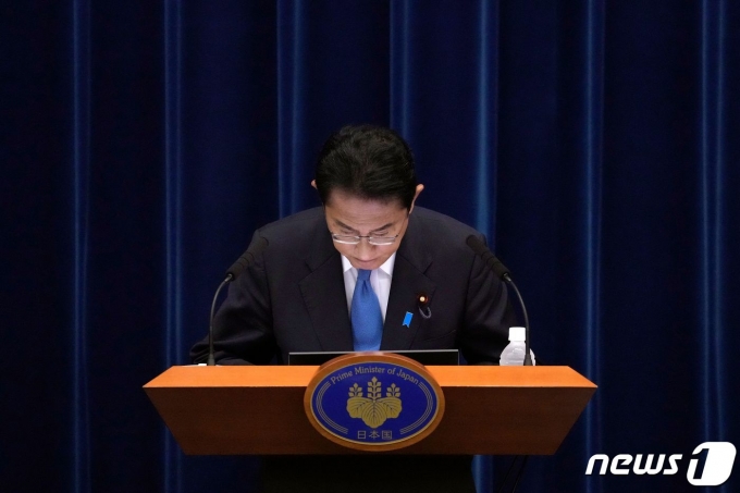 기시다 후미오 일본 총리가 지난달 31일 회견에서 일부 각료들과 옛 통일교의 유착 논란에 대해 사과하고 있다. ⓒ AFP=뉴스1