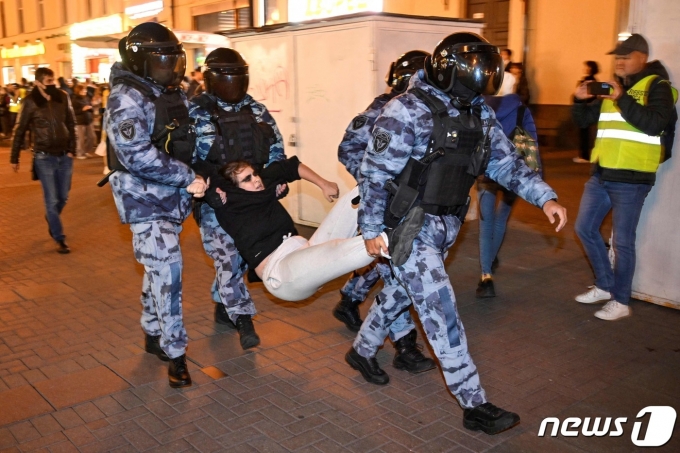 21일(현지시간) 모스크바에서 블라디미르 푸틴 러시아 대통령의 부분적 동원령에 항의하는 시위대가 경찰에 연행되고 있다. ⓒ AFP=뉴스1 ⓒ News1 우동명 기자