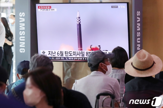 25일 서울역 대합실에서 시민들이 북한의 탄도미사일 발사 소식을 TV를 통해 지켜보고 있다. 2022.9.25/뉴스1 ⓒ News1 민경석 기자