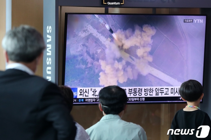 25일 서울 중구 서울역 대합실에서 시민들이 북한의 탄도미사일 발사 소식을 TV를 통해 지켜보고 있다. 2022.9.25/뉴스1 ⓒ News1 민경석 기자