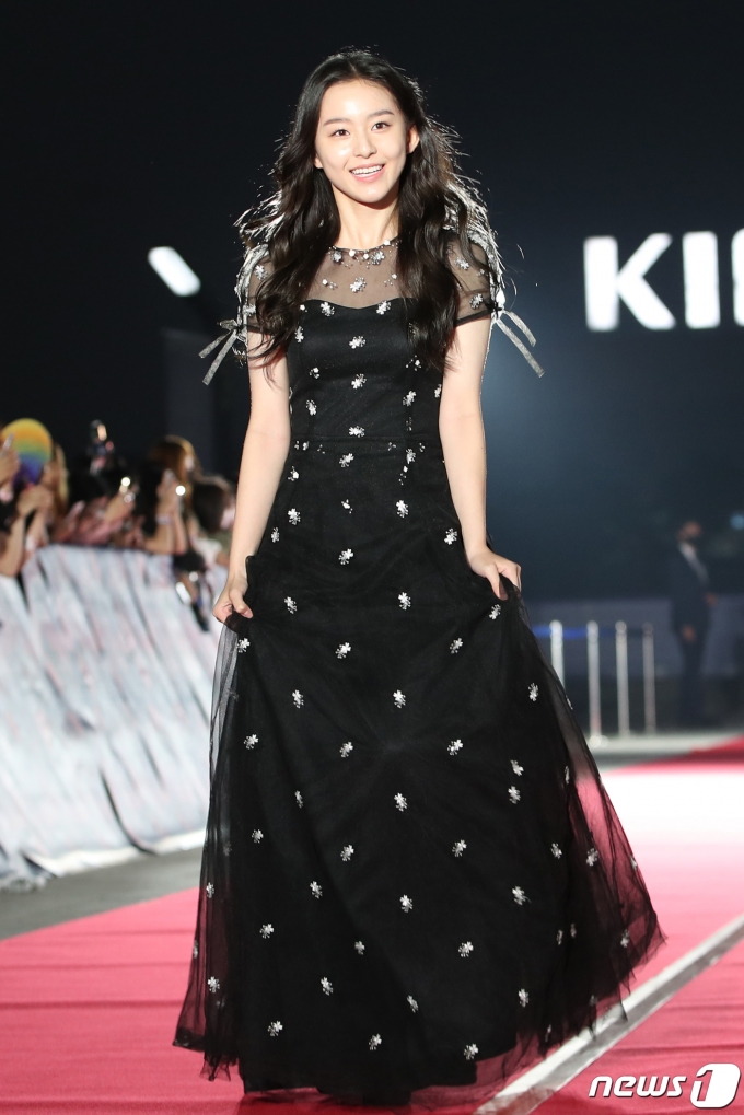 ¹è¿ì ¹ÚÁöÈİ¡ 29ÀÏ ¿ÀÈÄ °æ±âµµ °í¾ç½Ã ÀÏ»ê ŲŨ½º¿¡¼ ¿¸° ¡®2022 APAN STAR AWARDS¡¯¿¡¼ ·¹µåÄ«ÆêÀ» ¹â°í ÀÖ´Ù. ¨Ï News1 ±ÇÇöÁø ±âÀÚ