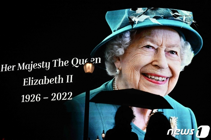 8일(현지시간) 런던 피카딜리 서커스의 대형 스크린에 향년 96세로 서거한 엘리자베스2세 영국 여왕의 추모 영상이 보인다. ⓒ AFP=뉴스1 ⓒ News1 우동명 기자
