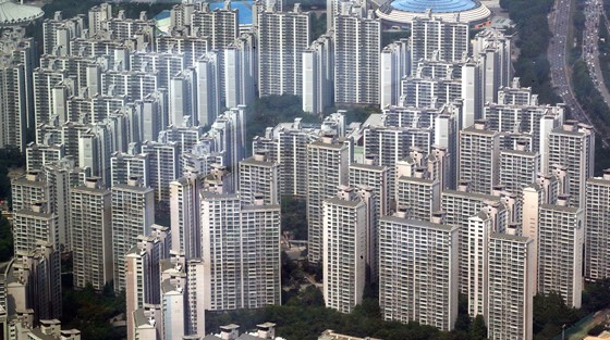 국토부가 재건축부담금 합리화 방안을 발표한 가운데 서울 일부 아파트 단지를 시뮬레이션한 결과 재건축 부담금을 내야 할 단지들이 대부분 줄어들었다. /사진=뉴스 1