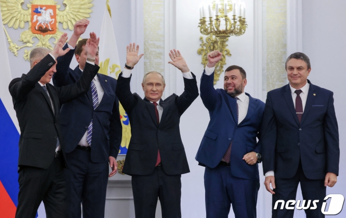 블라디미르 푸틴 러시아 대통령이 30일(현지시간) 러시아가 임명한 우크라이나 내 점령지 4곳의 행정 수반과 함께 합병 조약식에서 