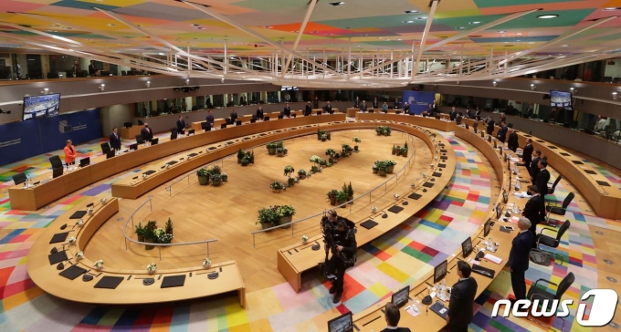 EU 27개 회원국 정상들이 10일(현지시간) 벨기에 브뤼셀에서 코로나19 대응책 등을 논의하기 위한 대면 회의에 앞서 묵념을 하고 있다. ⓒ AFP=뉴스1 ⓒ News1 우동명 기자