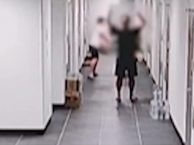 한 남성은 폭행 장면을 가리려는 듯 CCTV 앞에 두 팔을 들어올렸다. (MBC 갈무리)