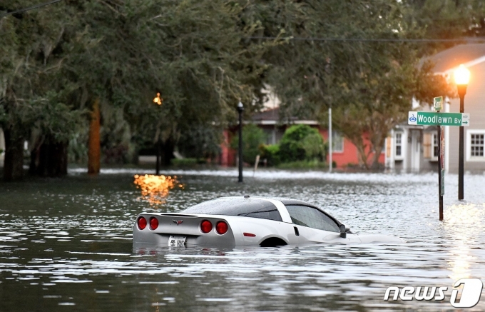 29일 (현지시간) 초대형 허리케인 이언이 휩쓸고 간 플로리다주 올랜도에서 물에 잠긴 차량의 모습이 보인다. ⓒ AFP=뉴스1 ⓒ News1 우동명 기자