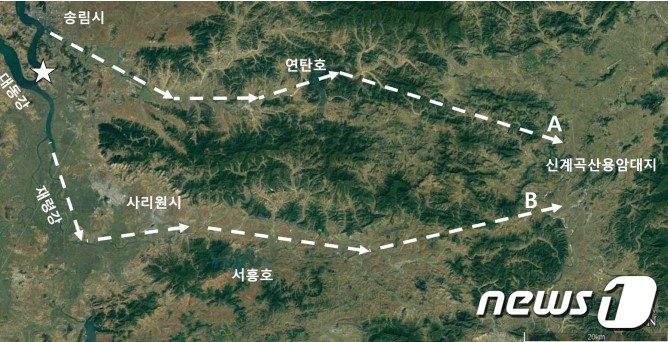 북한 대동강에서 신계곡산용암대지 사이 운하 예상 2개 경로 .(구글어스, 통일연구원 보고서 갈무리)ⓒ News1