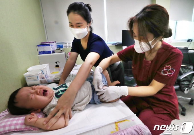 대전 중구에 위치한 병원에서 한 유아가 독감 접종을 받고 있다./뉴스1 ⓒ News1 김기태 기자