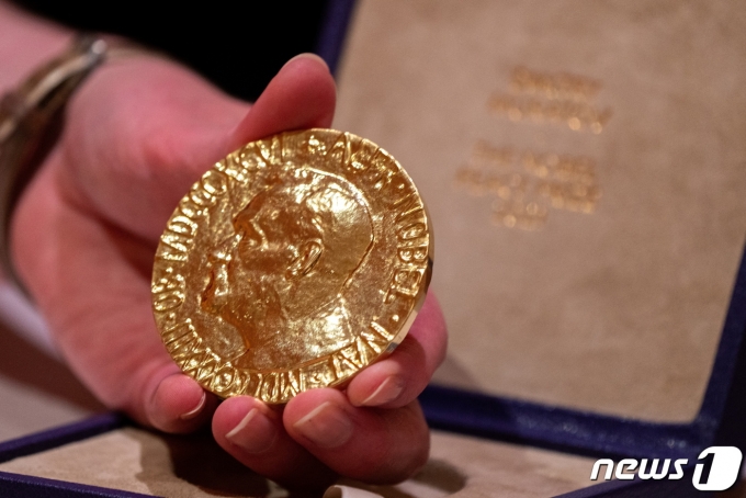 지난해 노벨평화상을 수상한 드미트리 무라토프의 메달이 1억3050만 달러(약 1683억원)에 낙찰됐다. ⓒ 로이터=뉴스1 ⓒ News1 정윤영 기자