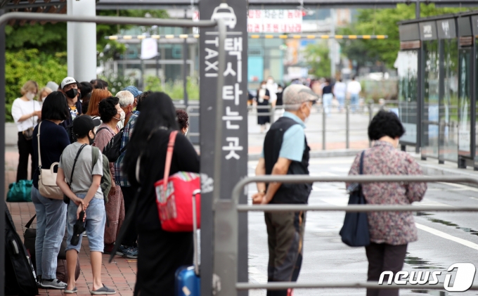 21일 서울 서초구 고속버스터미널 택시승강장에서 시민들이 택시를 기다리고 있다. 2022.7.21/뉴스1 ⓒ News1 박지혜 기자