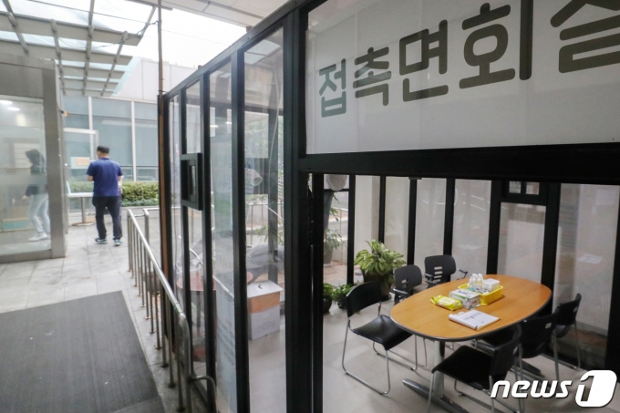 방역당국은 오는 4일부터 요양병원과 요양시설 등 신종 코로나바이러스 감염증(코로나19) 감염취약시설의 대면 접촉 면회(대면 면회)를 다시 허용한다. 사진은 3일 서울의 한 요양시설에 마련된 대면 접촉 면회실 모습. ⓒ News1 민경석 기자