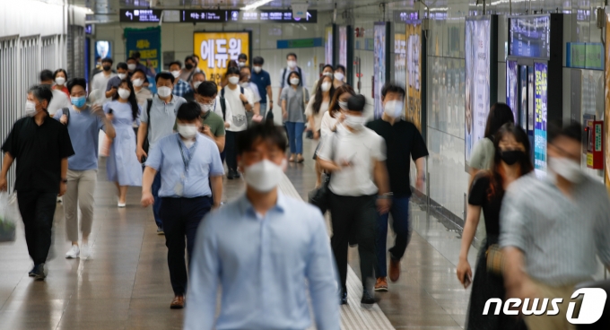 서울 종로구 광화문역에서 마스크 쓴 직장인들이 출근하고 있다. (기사 내용과 직접적인 관련 없음) ⓒ News1 안은나 기자