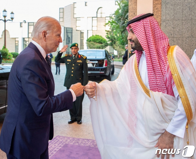 사우디아라비아를 방문한 조 바이든 미국 대통령이 지난 7월 15일(현지시간) 제다 왕궁에서 무함마드 빈 살만 사우디 왕세자와 만나 주먹인사를 나누고 있다. ⓒ 로이터=뉴스1 ⓒ News1 김현 특파원