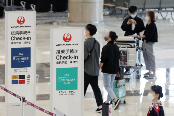 오는 11일부터 일본이 무비자 입국을 허용하면서 한국인의 일본 여행 수요가 크게 늘어날 전망이다. 지난달 27일 서울 강서구 김포공항 국제선 출국장에서 일본 하네다행 여행객들이 출국 수속을 밟고 있다. /사진=뉴스1