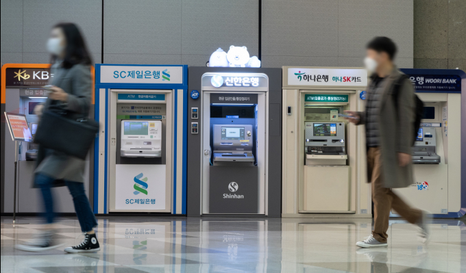  올 9월 5대 은행에 30조원 이상이 뭉칫돈이 몰렸다. 서울 시내의 시중은행 ATM기기의 모습./사진=뉴스1