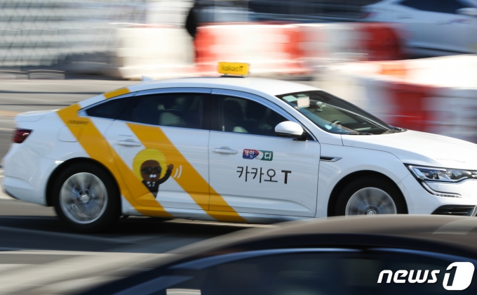 서울역에서 주행중인 카카오T 택시 모습. 2022.2.24/뉴스1 ⓒ News1 허경 기자