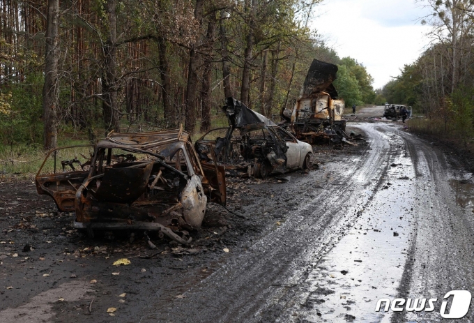 4일(현지시간) 러시아 군이 우크라이나 리만에서 철수한 뒤 하르키우 인근 이지움 도로에 파괴된 차량들이 보인다. ⓒ AFP=뉴스1 ⓒ News1 우동명 기자