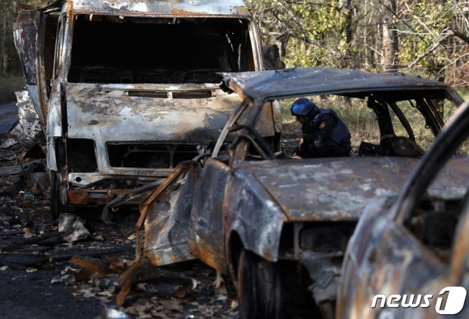 4일(현지시간) 러시아 군이 우크라이나 리만에서 철수한 뒤 하르키우 인근 이지움 도로에 불에 탄 차량들이 보인다. ⓒ AFP=뉴스1 ⓒ News1 우동명 기자