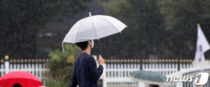 서울 광화문 인근에서 우산 쓴 시민들이 발걸음을 재촉하고 있다. 2022.10.3/뉴스1 ⓒ News1 박지혜 기자