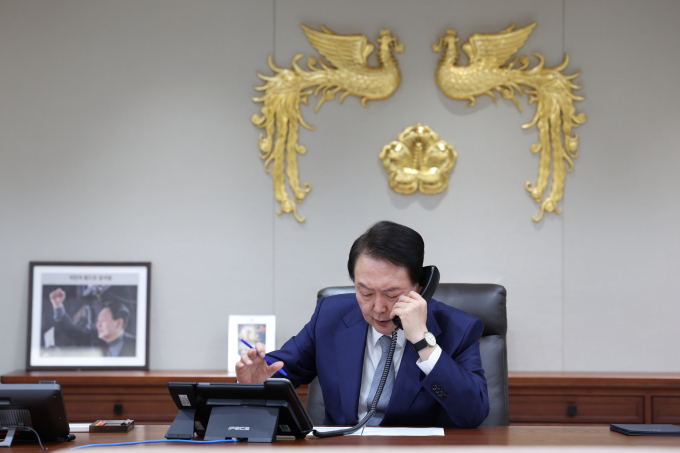 尹-기시다, 25분 전화회담… "안보협력 논의·수시로 소통"