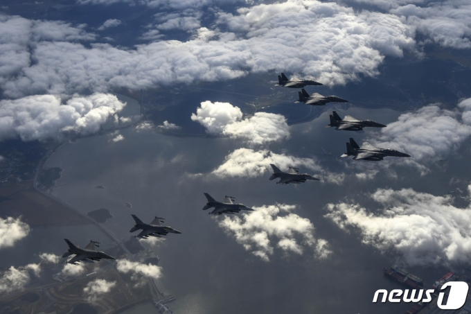 한미 연합 공격편대군 비행. (합동참모본부 제공) 2022.10.4/뉴스1 ⓒ News1 민경석 기자