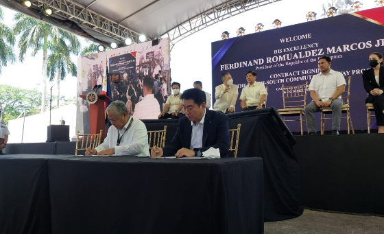 제이미 바티스타 필리핀 교통부 장관(왼쪽)과 김종수 롯데건설 토목사업본부장(오른쪽)이 계약서에 서명하고 있다. /사진 제공=롯데건설