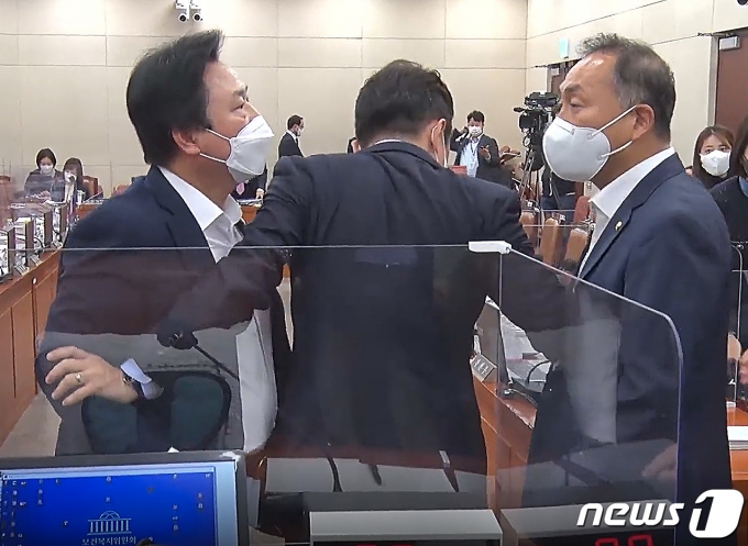 강기윤 국민의힘 의원(오른쪽)과 김원이 더불어민주당 의원이 5일 서울 여의도 국회에서 열린 보건복지위원회 국정감사에서 충돌하고 있다. (뉴스1TV 캡쳐) 2022.10.5/뉴스1 ⓒ News1 이동해 기자