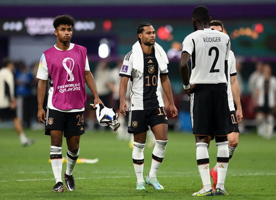 독일 축구대표팀이 지난 23일(한국시각) 일본과의 카타르월드컵 조별예선 첫경기에서 충격의 패배를 당하자 독일 언론들이 실망감을 나타냈다. 사진은 패배가 확정되자 망연자실해 하는 독일 선수들. /사진=로이터