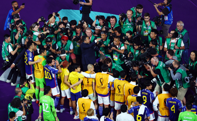 2022 국제축구연맹(FIFA) 카타르월드컵에서 일본이 독일을 상대로 역전승을 거두자 일본 내부에선 격앙된 모습을 보이고 있다. 사진은 지난 23일(한국시각) 일본 대표팀이 독일전 승리 이후 기뻐하는 모습. /사진=로이터