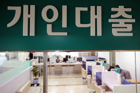 한국은행이 24일 금융통화위원회를 열고 기준금리를 0.25%포인트 올렸다. 사진은 서울 시내의 한 시중은행 대출창구 모습./사진=뉴스1 