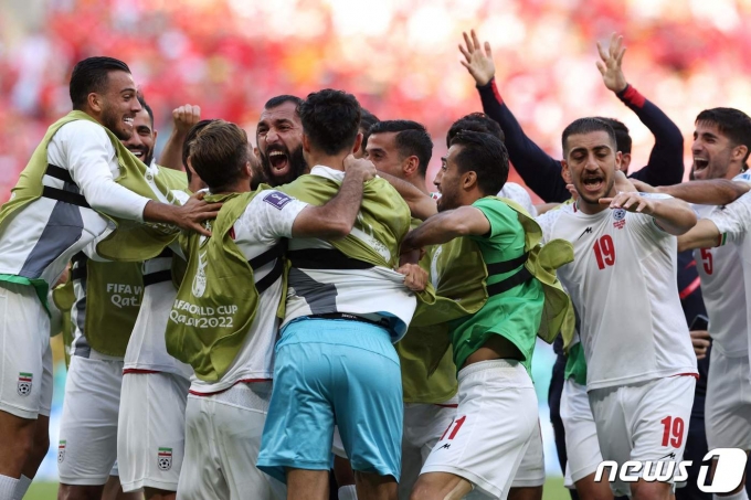 웨일스의 극적인 승리를 따낸 이란 선수들 ⓒ AFP=뉴스1
